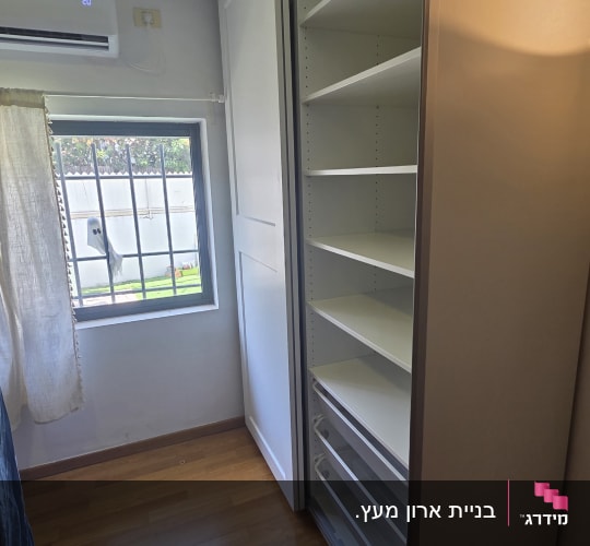הרכבת ארון בגדים לבן עם דלתות הזזה ומדפים פנימיים